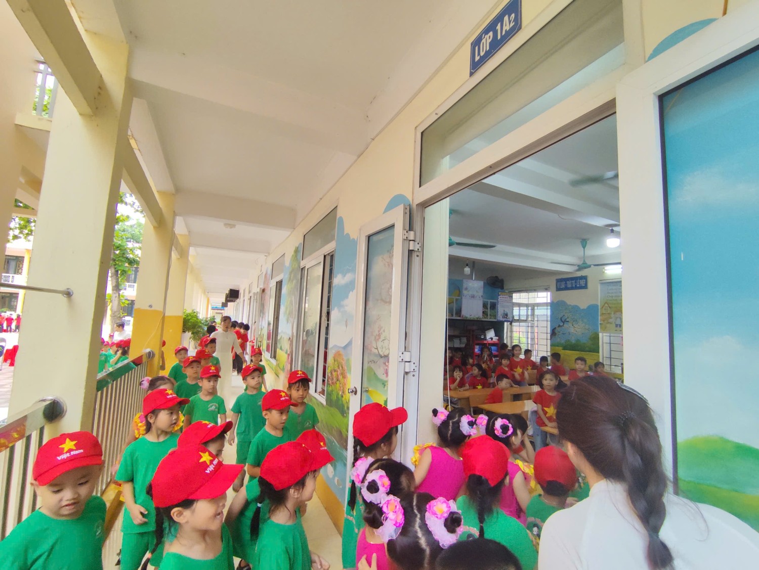 Ảnh 12/31 – CÁC BÉ MẪU GIÁO 5 - 6 TUỔI TRƯỜNG MẦM NON 7/5 THAM QUAN, TRẢI NGHIỆM TẠI TRƯỜNG TIỂU HỌC TÔ VĨNH DIỆN