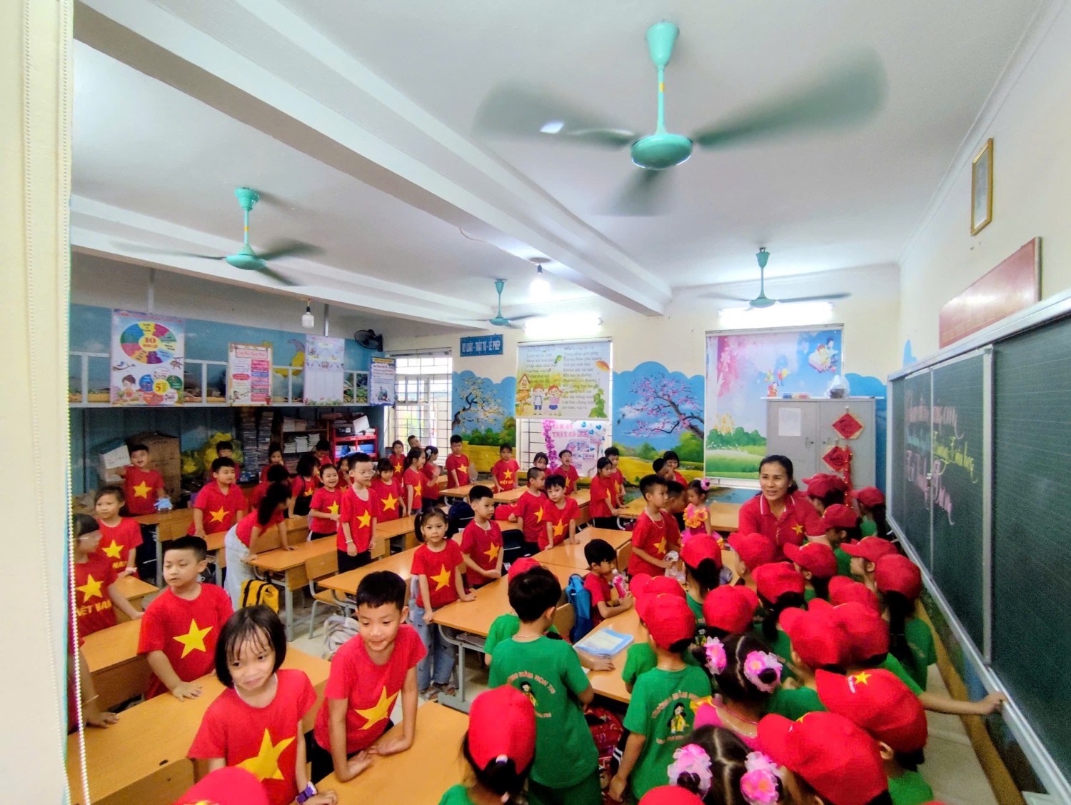 Ảnh 13/31 – CÁC BÉ MẪU GIÁO 5 - 6 TUỔI TRƯỜNG MẦM NON 7/5 THAM QUAN, TRẢI NGHIỆM TẠI TRƯỜNG TIỂU HỌC TÔ VĨNH DIỆN