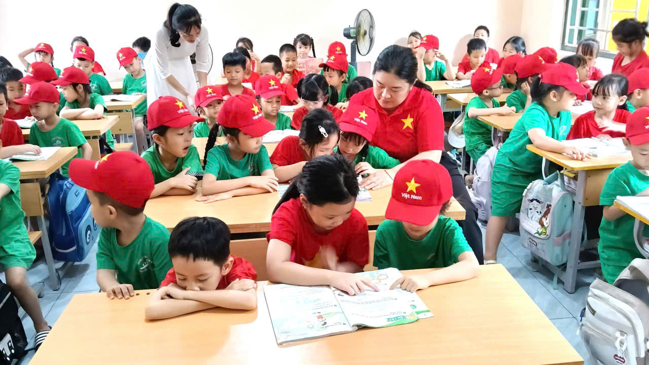 Ảnh 14/31 – CÁC BÉ MẪU GIÁO 5 - 6 TUỔI TRƯỜNG MẦM NON 7/5 THAM QUAN, TRẢI NGHIỆM TẠI TRƯỜNG TIỂU HỌC TÔ VĨNH DIỆN