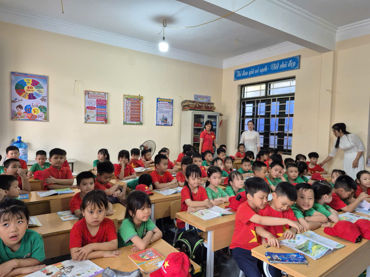 Ảnh 15/31 – CÁC BÉ MẪU GIÁO 5 - 6 TUỔI TRƯỜNG MẦM NON 7/5 THAM QUAN, TRẢI NGHIỆM TẠI TRƯỜNG TIỂU HỌC TÔ VĨNH DIỆN