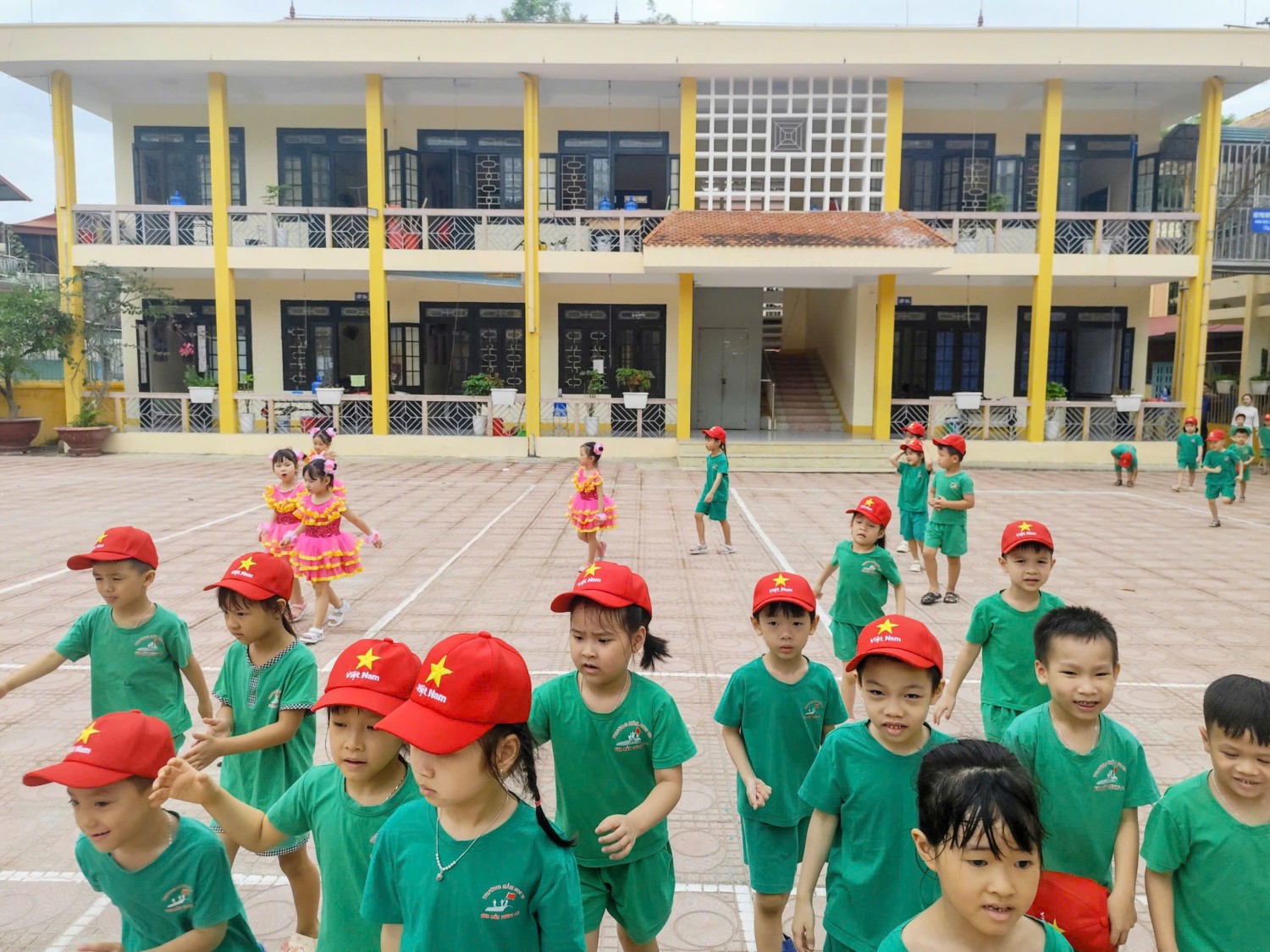 Ảnh 16/31 – CÁC BÉ MẪU GIÁO 5 - 6 TUỔI TRƯỜNG MẦM NON 7/5 THAM QUAN, TRẢI NGHIỆM TẠI TRƯỜNG TIỂU HỌC TÔ VĨNH DIỆN