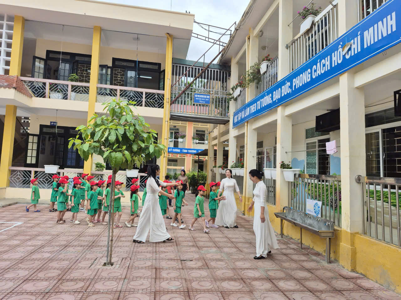 Ảnh 17/31 – CÁC BÉ MẪU GIÁO 5 - 6 TUỔI TRƯỜNG MẦM NON 7/5 THAM QUAN, TRẢI NGHIỆM TẠI TRƯỜNG TIỂU HỌC TÔ VĨNH DIỆN