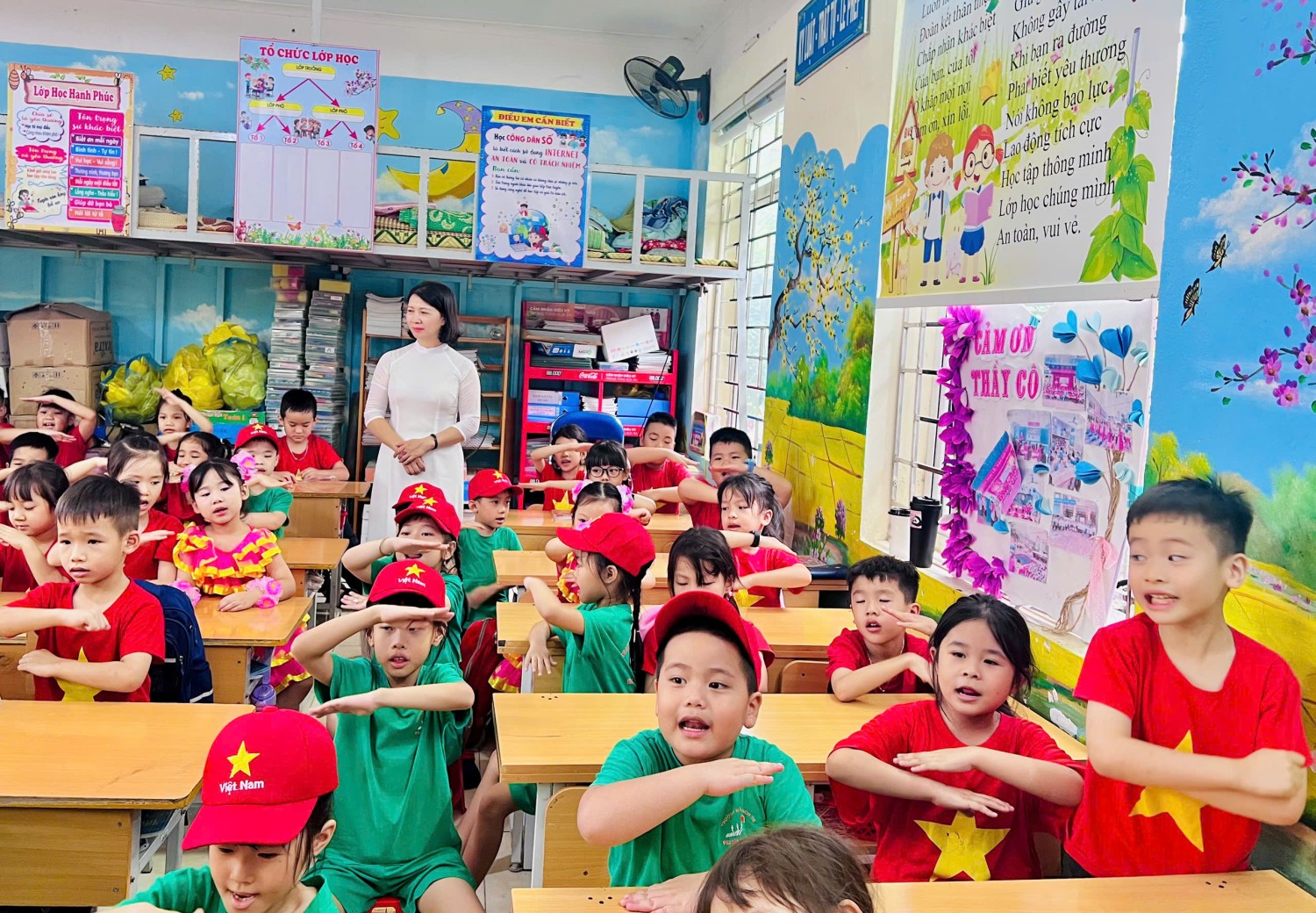 Ảnh 19/31 – CÁC BÉ MẪU GIÁO 5 - 6 TUỔI TRƯỜNG MẦM NON 7/5 THAM QUAN, TRẢI NGHIỆM TẠI TRƯỜNG TIỂU HỌC TÔ VĨNH DIỆN