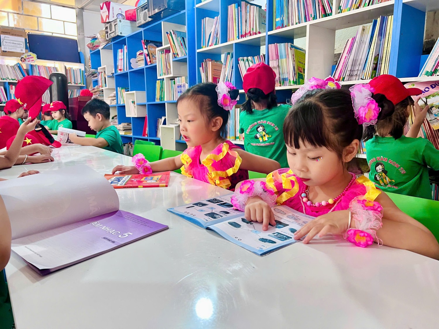 Ảnh 26/31 – CÁC BÉ MẪU GIÁO 5 - 6 TUỔI TRƯỜNG MẦM NON 7/5 THAM QUAN, TRẢI NGHIỆM TẠI TRƯỜNG TIỂU HỌC TÔ VĨNH DIỆN