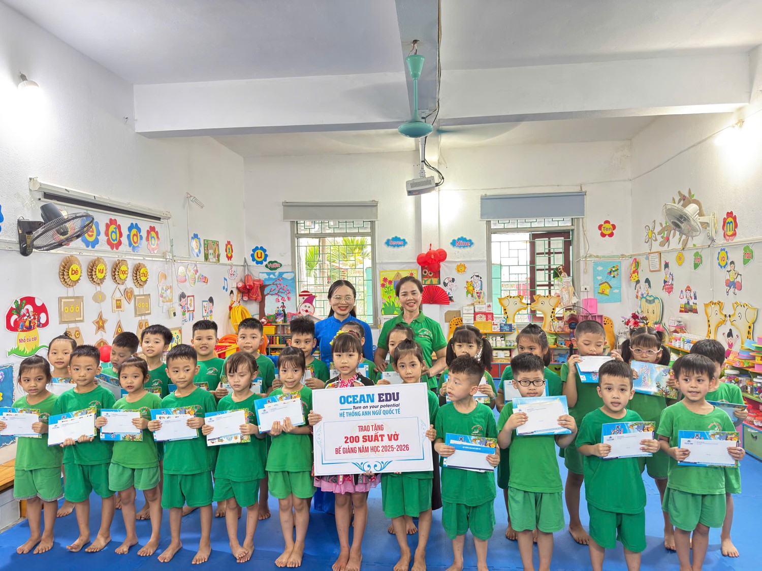 Ảnh 3/7 – TRUNG TÂM ANH NGỮ OCEAN EDU ĐIỆN BIÊN ĐỒNG HÀNH CÙNG TRƯỜNG MẦM NON 7/5 TRAO QUÀ CHO CÁC BÉ KHỐI MẪU GIÁO 5-6 TUỔI