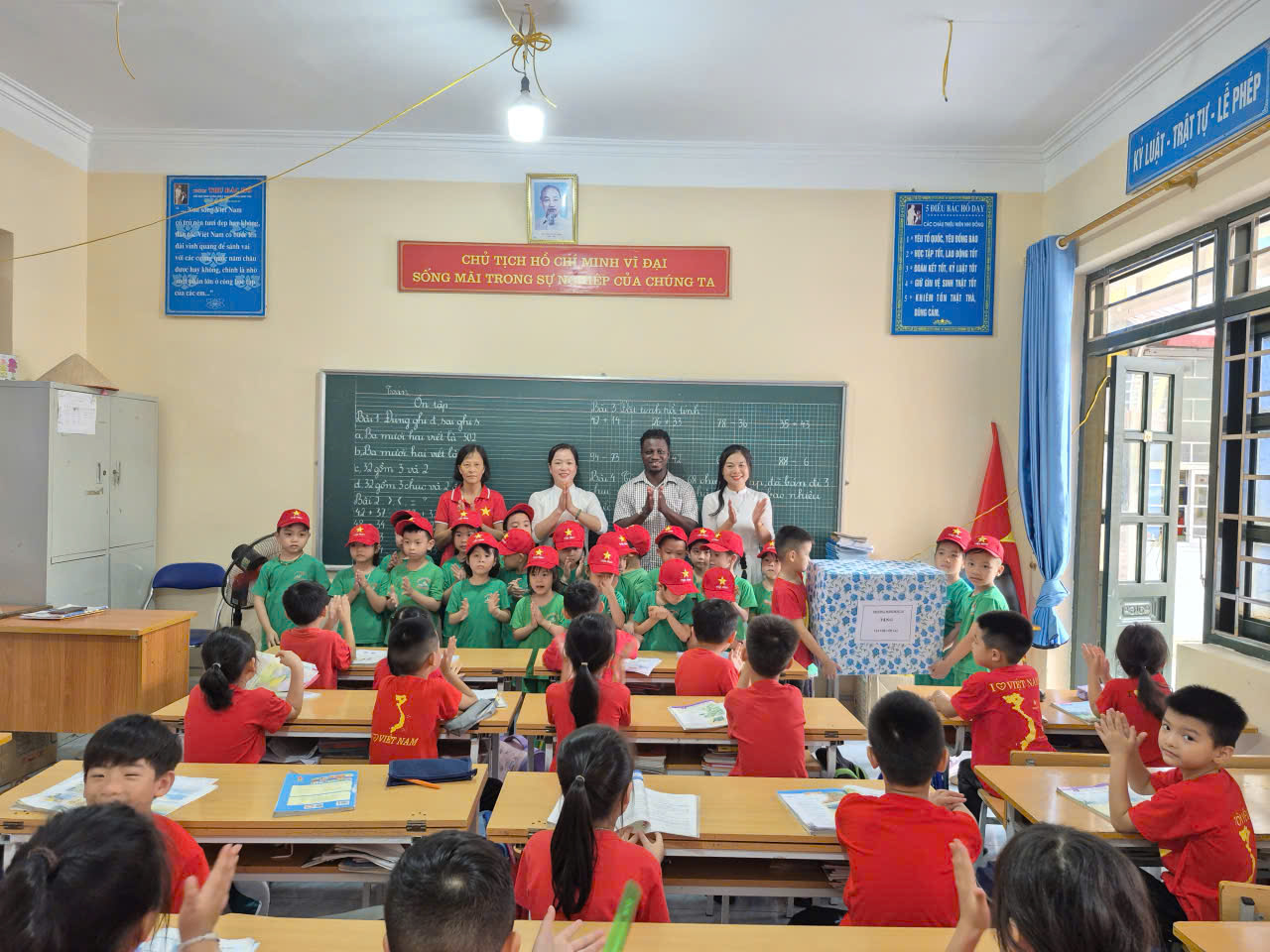 Ảnh 28/31 – CÁC BÉ MẪU GIÁO 5 - 6 TUỔI TRƯỜNG MẦM NON 7/5 THAM QUAN, TRẢI NGHIỆM TẠI TRƯỜNG TIỂU HỌC TÔ VĨNH DIỆN