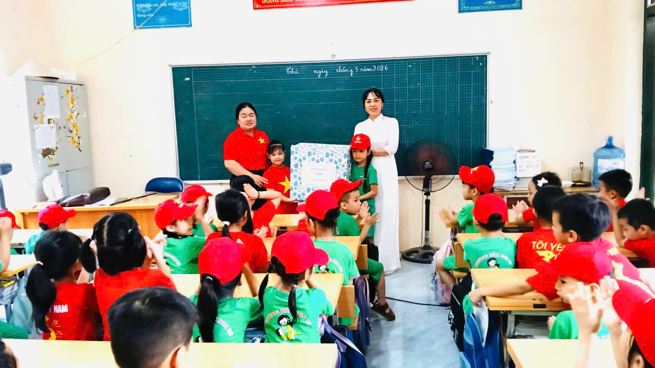 Ảnh 29/31 – CÁC BÉ MẪU GIÁO 5 - 6 TUỔI TRƯỜNG MẦM NON 7/5 THAM QUAN, TRẢI NGHIỆM TẠI TRƯỜNG TIỂU HỌC TÔ VĨNH DIỆN