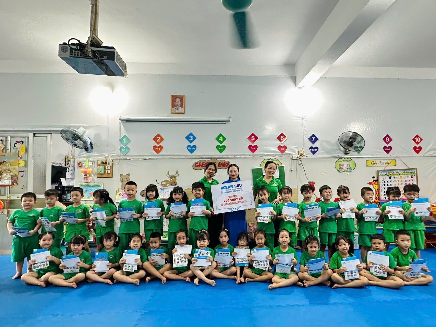 Ảnh 4/7 – TRUNG TÂM ANH NGỮ OCEAN EDU ĐIỆN BIÊN ĐỒNG HÀNH CÙNG TRƯỜNG MẦM NON 7/5 TRAO QUÀ CHO CÁC BÉ KHỐI MẪU GIÁO 5-6 TUỔI