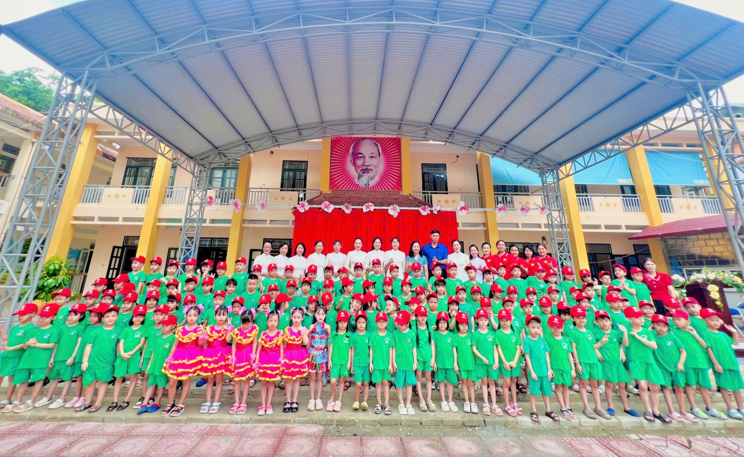 Ảnh 3/31 – CÁC BÉ MẪU GIÁO 5 - 6 TUỔI TRƯỜNG MẦM NON 7/5 THAM QUAN, TRẢI NGHIỆM TẠI TRƯỜNG TIỂU HỌC TÔ VĨNH DIỆN