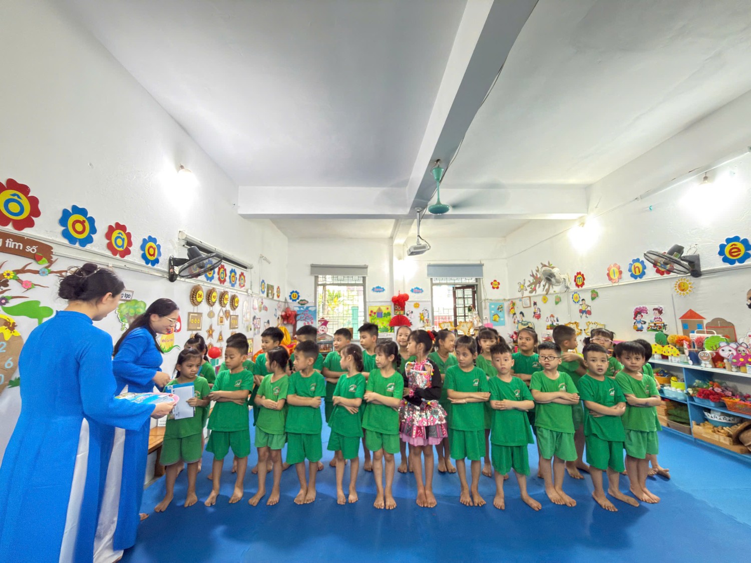 Ảnh 5/7 – TRUNG TÂM ANH NGỮ OCEAN EDU ĐIỆN BIÊN ĐỒNG HÀNH CÙNG TRƯỜNG MẦM NON 7/5 TRAO QUÀ CHO CÁC BÉ KHỐI MẪU GIÁO 5-6 TUỔI