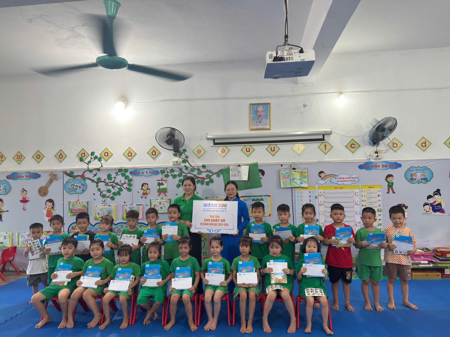 Ảnh 6/7 – TRUNG TÂM ANH NGỮ OCEAN EDU ĐIỆN BIÊN ĐỒNG HÀNH CÙNG TRƯỜNG MẦM NON 7/5 TRAO QUÀ CHO CÁC BÉ KHỐI MẪU GIÁO 5-6 TUỔI