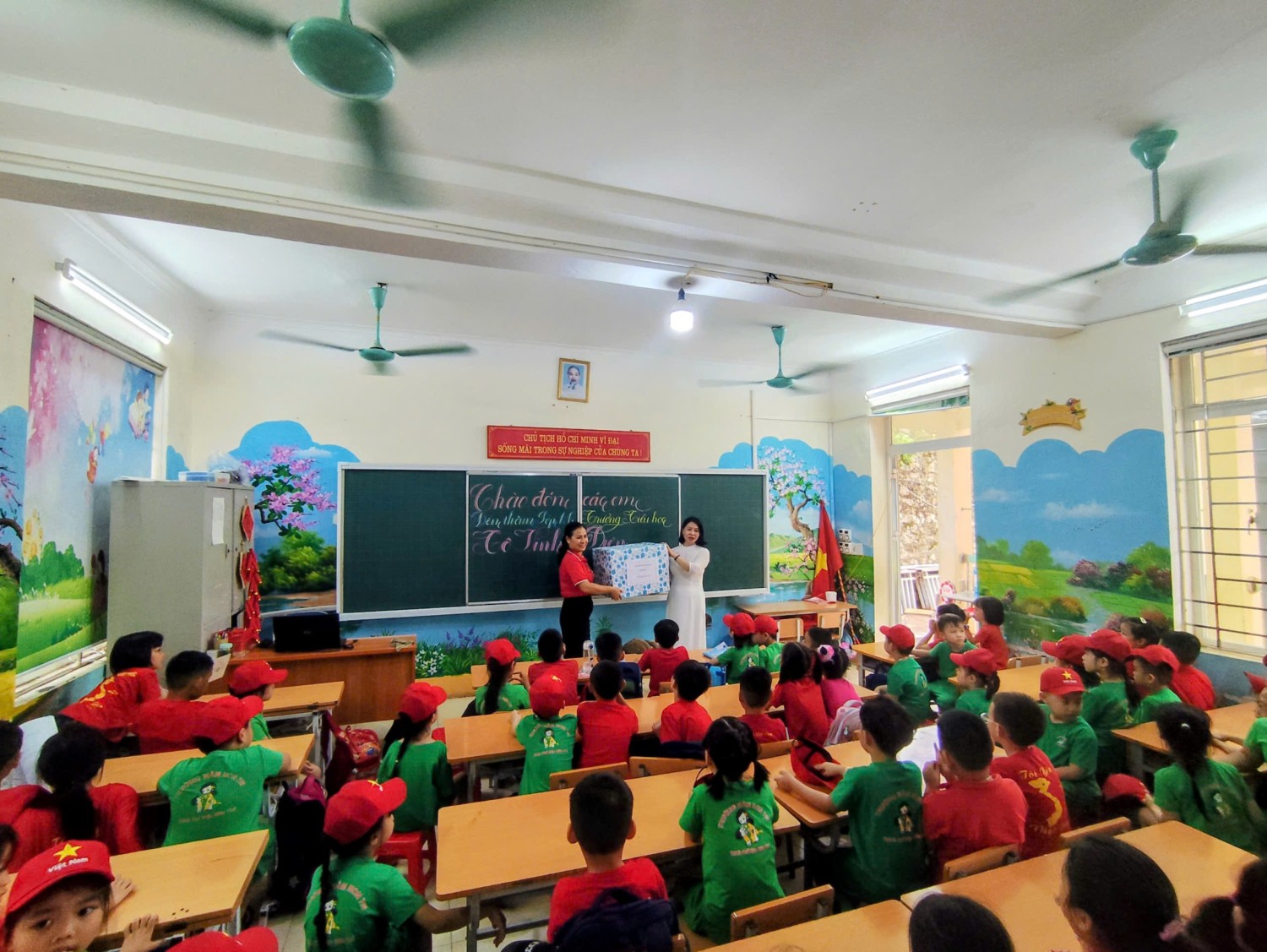 Ảnh 5/31 – CÁC BÉ MẪU GIÁO 5 - 6 TUỔI TRƯỜNG MẦM NON 7/5 THAM QUAN, TRẢI NGHIỆM TẠI TRƯỜNG TIỂU HỌC TÔ VĨNH DIỆN