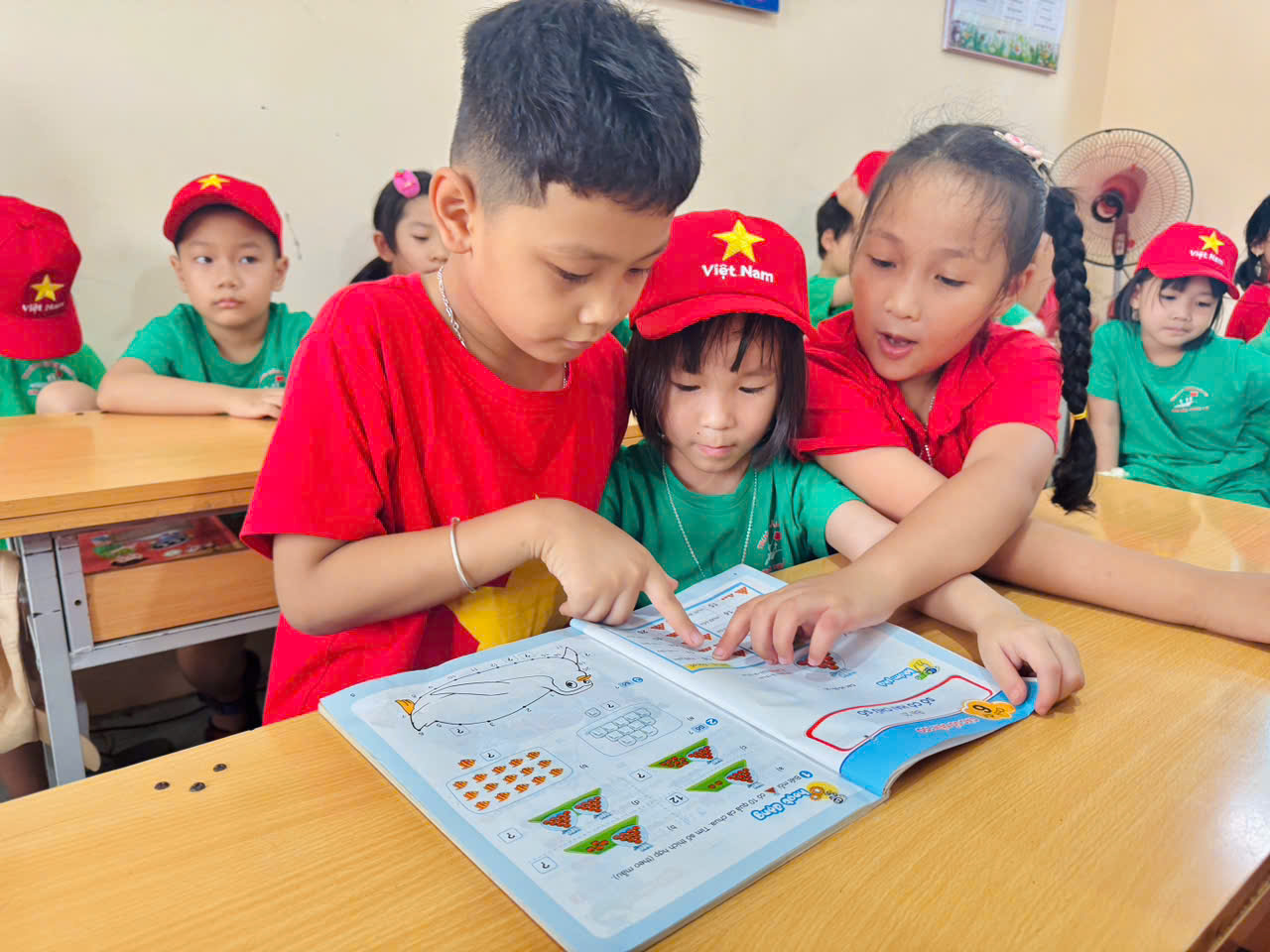 Ảnh 6/31 – CÁC BÉ MẪU GIÁO 5 - 6 TUỔI TRƯỜNG MẦM NON 7/5 THAM QUAN, TRẢI NGHIỆM TẠI TRƯỜNG TIỂU HỌC TÔ VĨNH DIỆN