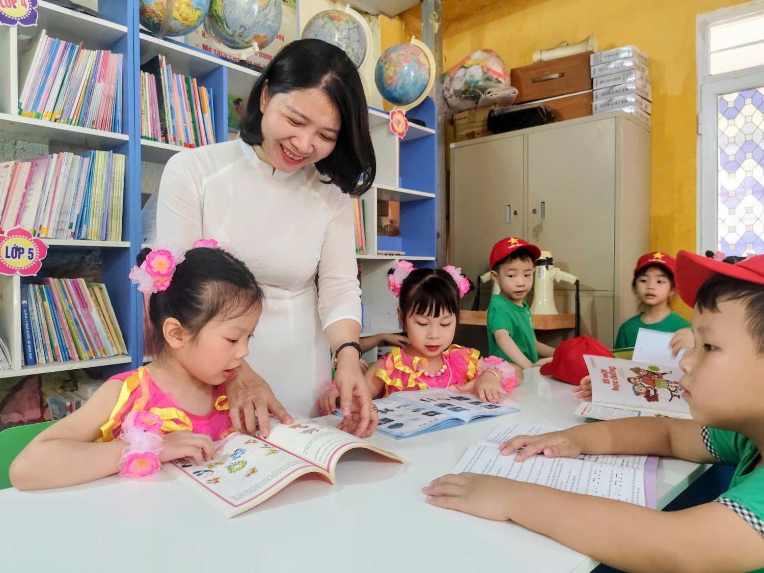 Ảnh 7/31 – CÁC BÉ MẪU GIÁO 5 - 6 TUỔI TRƯỜNG MẦM NON 7/5 THAM QUAN, TRẢI NGHIỆM TẠI TRƯỜNG TIỂU HỌC TÔ VĨNH DIỆN