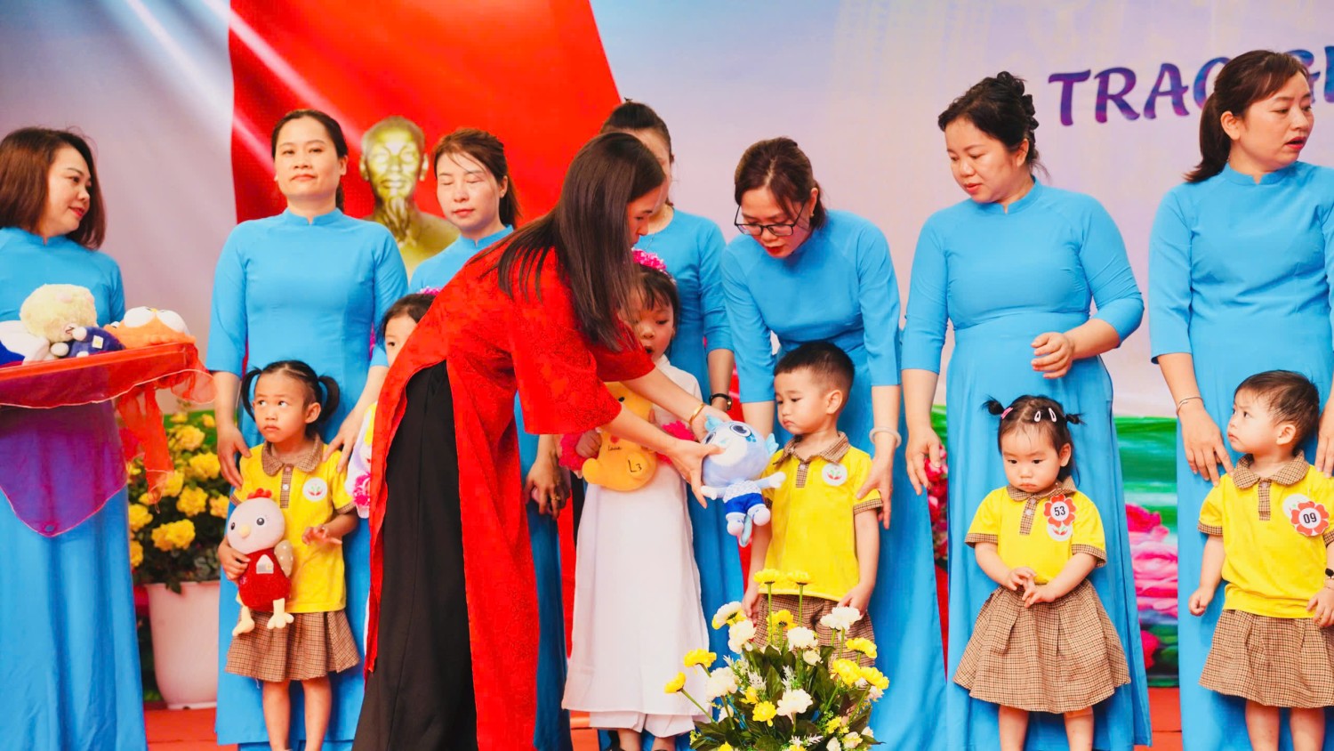Ảnh 1/17 – Xúc cảm người lái đò trường Mầm non Hoa Hồng khi “ Một chuyến đò sang sông” năm học 2025 – 2026
