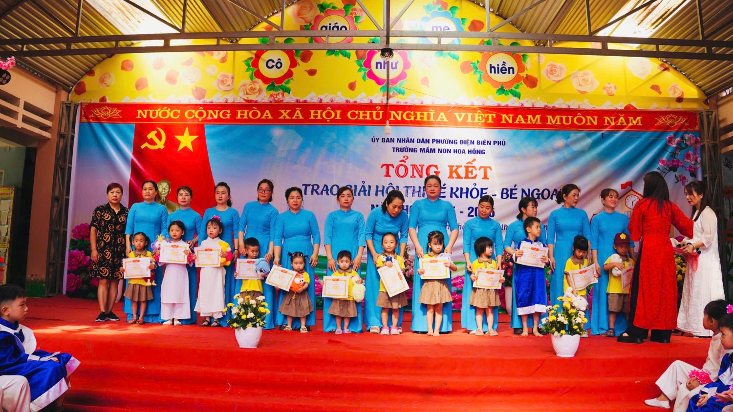 Ảnh 2/17 – Xúc cảm người lái đò trường Mầm non Hoa Hồng khi “ Một chuyến đò sang sông” năm học 2025 – 2026