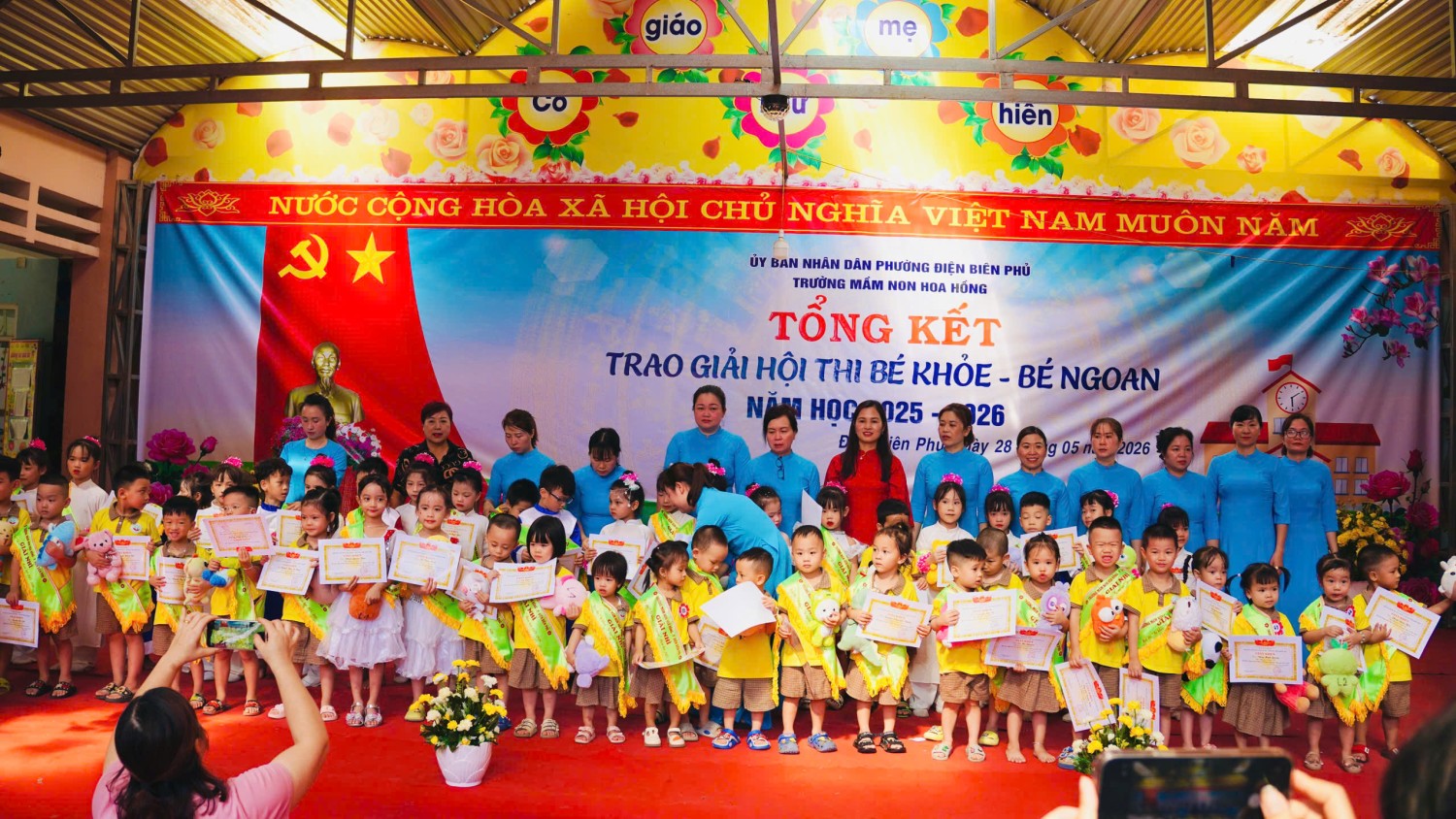 Ảnh 5/17 – Xúc cảm người lái đò trường Mầm non Hoa Hồng khi “ Một chuyến đò sang sông” năm học 2025 – 2026