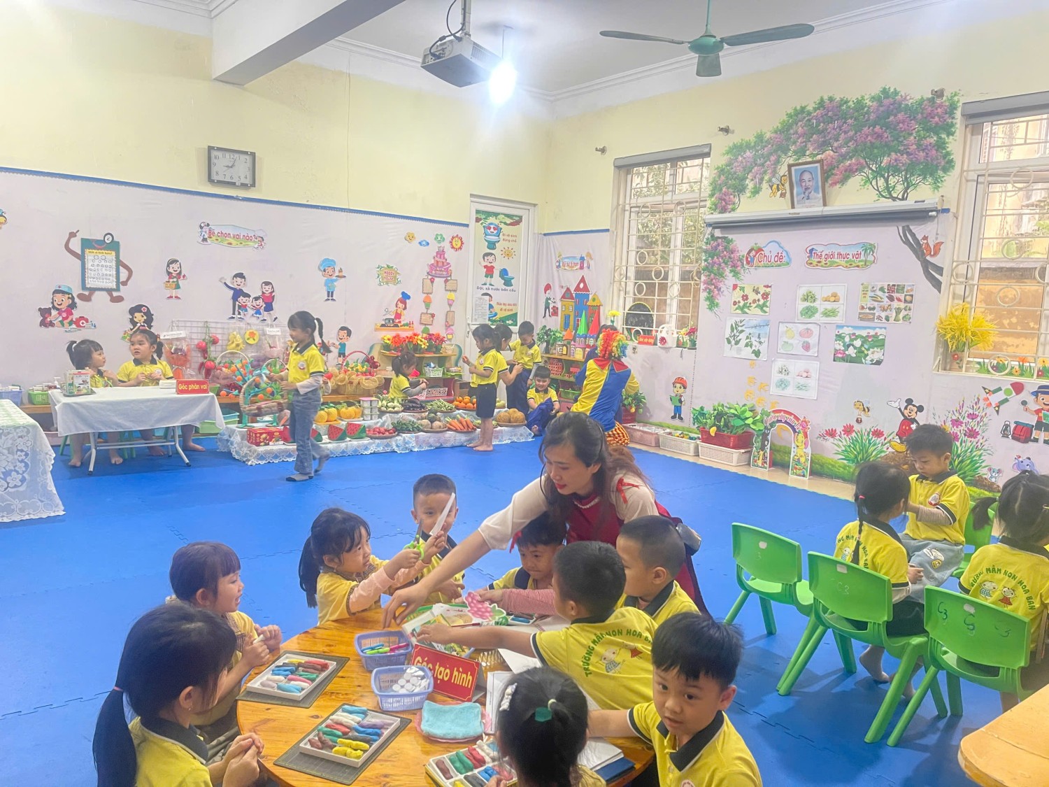 Ảnh 10/22 – NHỮNG BÔNG HOA TỎA SÁNG – TRƯỜNG MẦM NON THANH BÌNH KHẲNG ĐỊNH CHẤT LƯỢNG GIÁO VIÊN TẠI HỘI THI GIÁO VIÊN DẠY GIỎI CẤP PHƯỜNG