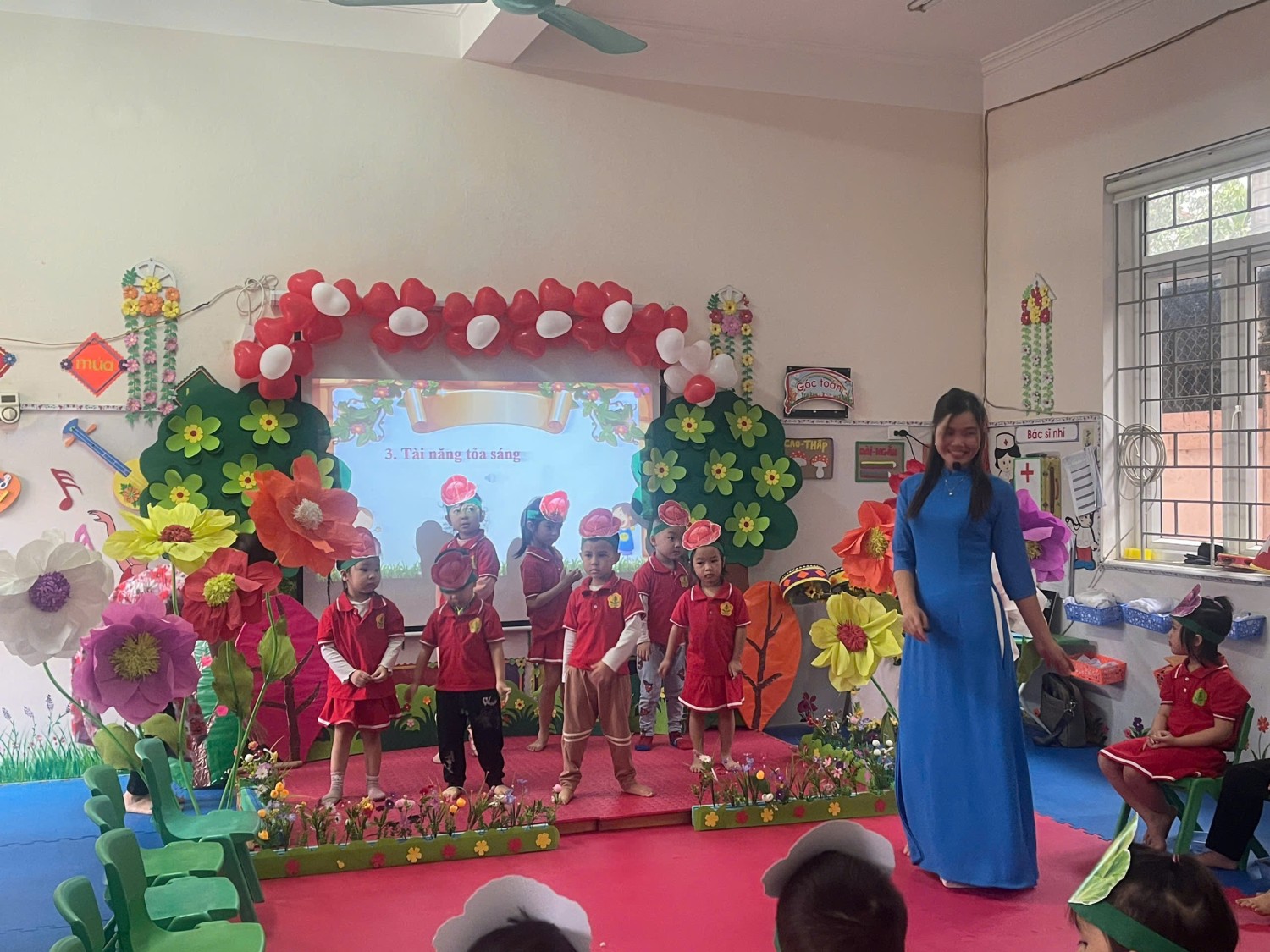 Ảnh 11/22 – NHỮNG BÔNG HOA TỎA SÁNG – TRƯỜNG MẦM NON THANH BÌNH KHẲNG ĐỊNH CHẤT LƯỢNG GIÁO VIÊN TẠI HỘI THI GIÁO VIÊN DẠY GIỎI CẤP PHƯỜNG
