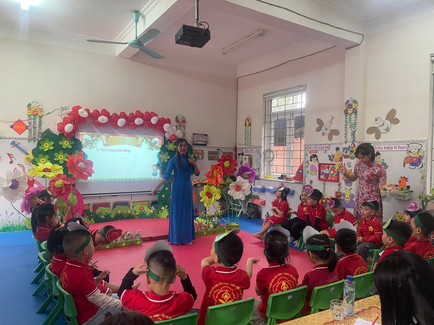 Ảnh 12/22 – NHỮNG BÔNG HOA TỎA SÁNG – TRƯỜNG MẦM NON THANH BÌNH KHẲNG ĐỊNH CHẤT LƯỢNG GIÁO VIÊN TẠI HỘI THI GIÁO VIÊN DẠY GIỎI CẤP PHƯỜNG