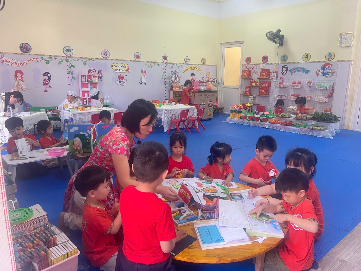 Ảnh 13/22 – NHỮNG BÔNG HOA TỎA SÁNG – TRƯỜNG MẦM NON THANH BÌNH KHẲNG ĐỊNH CHẤT LƯỢNG GIÁO VIÊN TẠI HỘI THI GIÁO VIÊN DẠY GIỎI CẤP PHƯỜNG