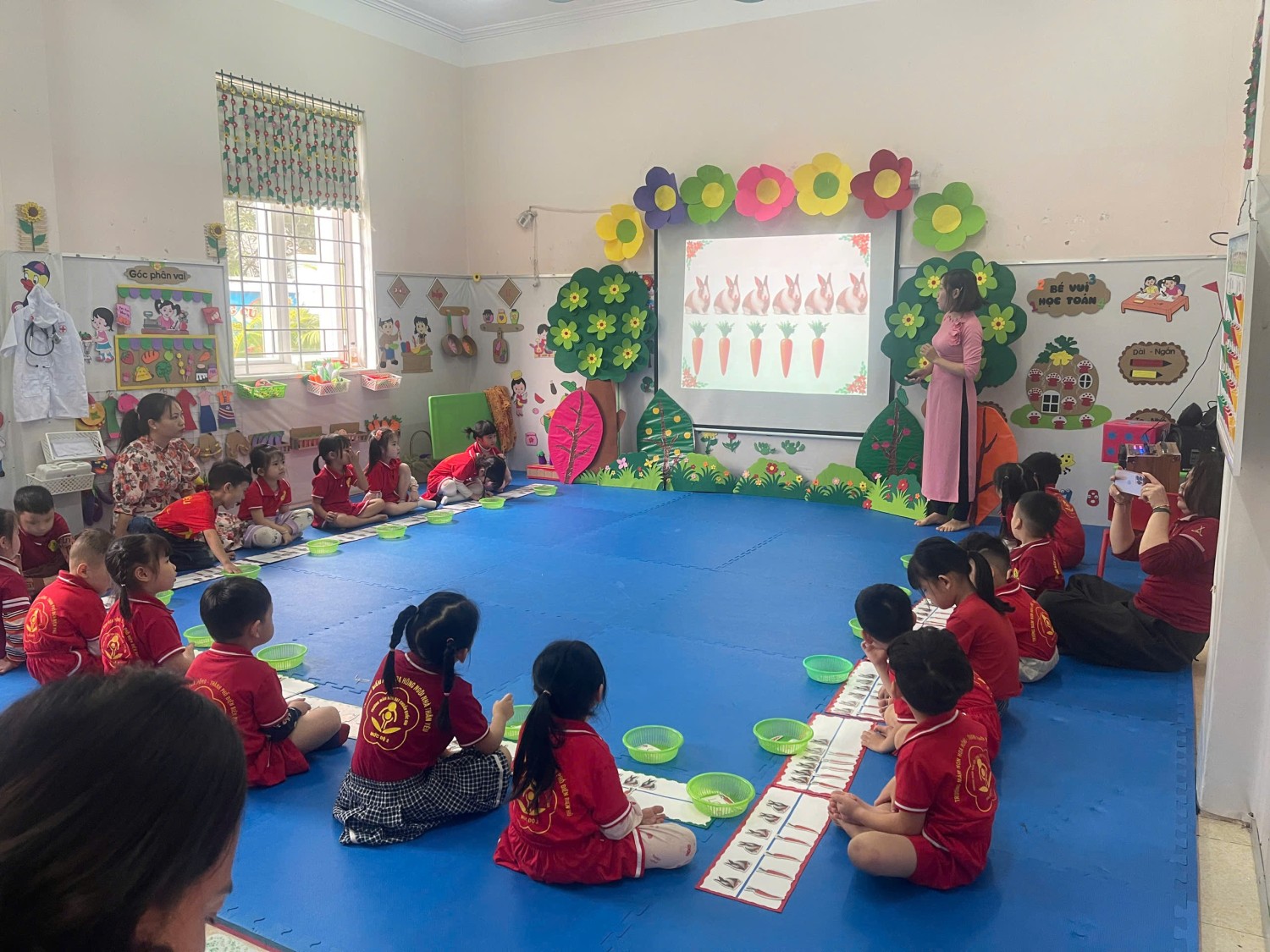 Ảnh 14/22 – NHỮNG BÔNG HOA TỎA SÁNG – TRƯỜNG MẦM NON THANH BÌNH KHẲNG ĐỊNH CHẤT LƯỢNG GIÁO VIÊN TẠI HỘI THI GIÁO VIÊN DẠY GIỎI CẤP PHƯỜNG