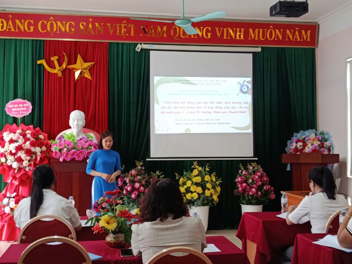 Ảnh 16/22 – NHỮNG BÔNG HOA TỎA SÁNG – TRƯỜNG MẦM NON THANH BÌNH KHẲNG ĐỊNH CHẤT LƯỢNG GIÁO VIÊN TẠI HỘI THI GIÁO VIÊN DẠY GIỎI CẤP PHƯỜNG
