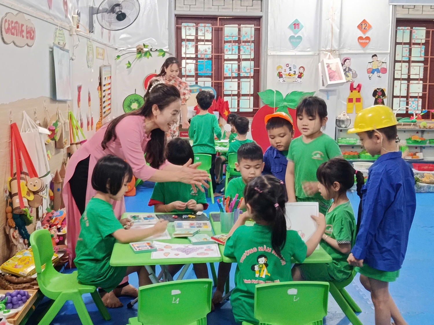 Ảnh 17/22 – NHỮNG BÔNG HOA TỎA SÁNG – TRƯỜNG MẦM NON THANH BÌNH KHẲNG ĐỊNH CHẤT LƯỢNG GIÁO VIÊN TẠI HỘI THI GIÁO VIÊN DẠY GIỎI CẤP PHƯỜNG