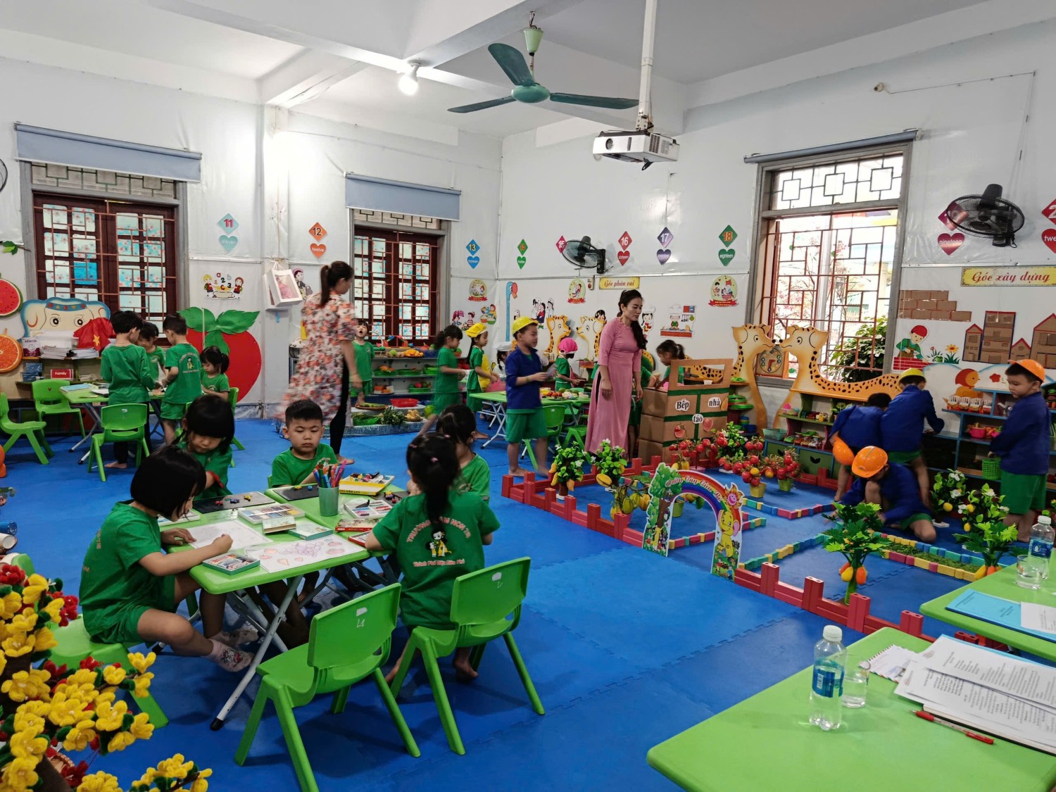 Ảnh 18/22 – NHỮNG BÔNG HOA TỎA SÁNG – TRƯỜNG MẦM NON THANH BÌNH KHẲNG ĐỊNH CHẤT LƯỢNG GIÁO VIÊN TẠI HỘI THI GIÁO VIÊN DẠY GIỎI CẤP PHƯỜNG