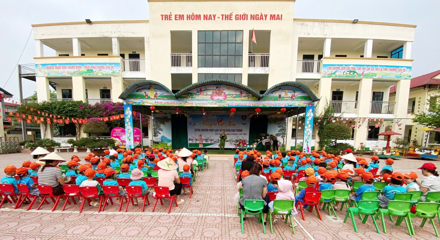 Ảnh 2/13 – AN TOÀN GIAO THÔNG – HẠNH PHÚC CỦA MỌI NHÀ