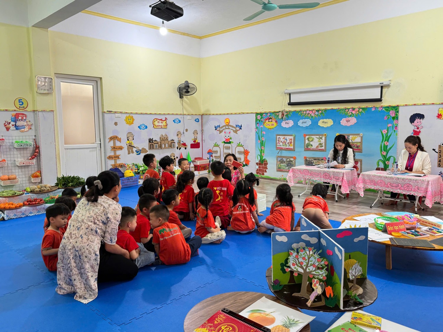 Ảnh 6/22 – NHỮNG BÔNG HOA TỎA SÁNG – TRƯỜNG MẦM NON THANH BÌNH KHẲNG ĐỊNH CHẤT LƯỢNG GIÁO VIÊN TẠI HỘI THI GIÁO VIÊN DẠY GIỎI CẤP PHƯỜNG