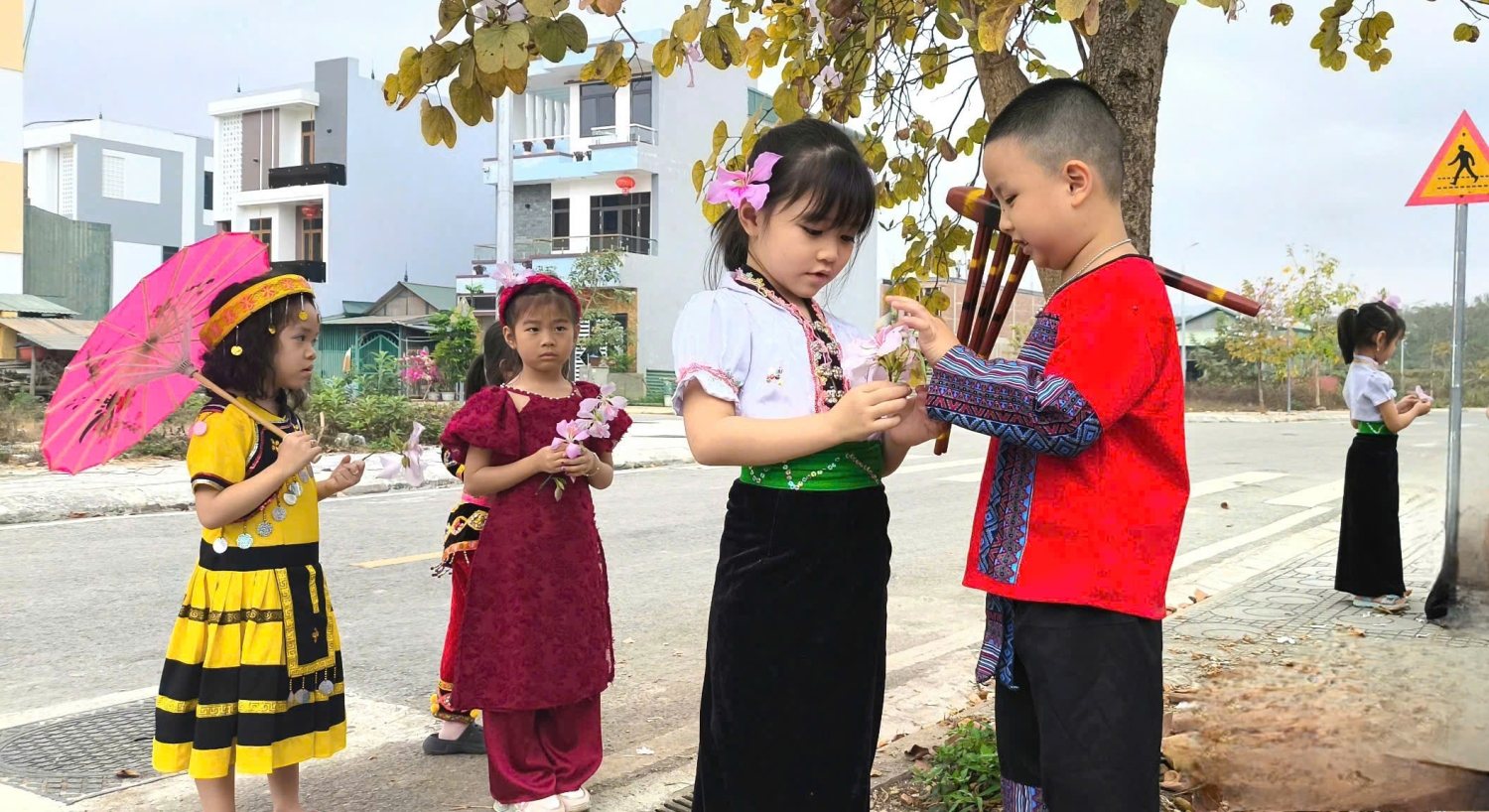 Ảnh 8/10 – TRƯỜNG MẦM NON THANH TRƯỜNG TÍCH CỰC TUYÊN TRUYỀN VÀ HƯỞNG ỨNG LỄ HỘI HOA BAN NĂM 2025