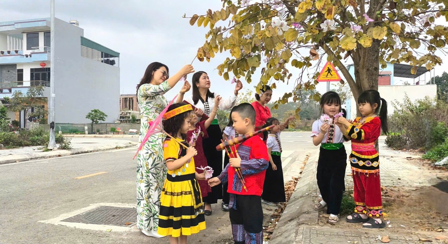 Ảnh 3/10 – TRƯỜNG MẦM NON THANH TRƯỜNG TÍCH CỰC TUYÊN TRUYỀN VÀ HƯỞNG ỨNG LỄ HỘI HOA BAN NĂM 2025